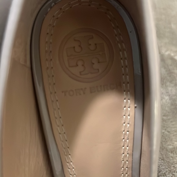 A unique pump with a translucent,wood patent leather grey heel. - Picture 2 of 5